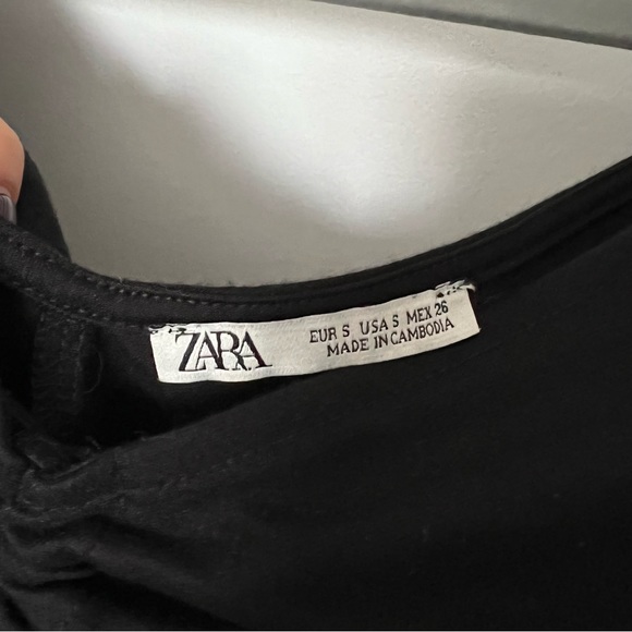 Black v-neck top - Picture 2 of 3